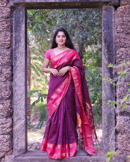 Elegant Jacquard Woven Soft Silk Saree featuring Grand Pallu & Designer Contrast Border