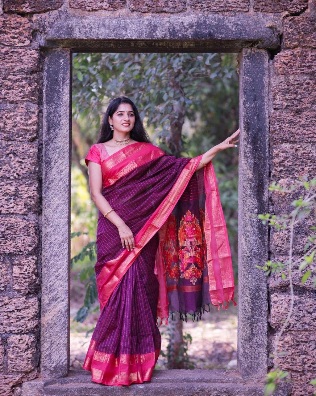 Elegant Jacquard Woven Soft Silk Saree featuring Grand Pallu & Designer Contrast Border