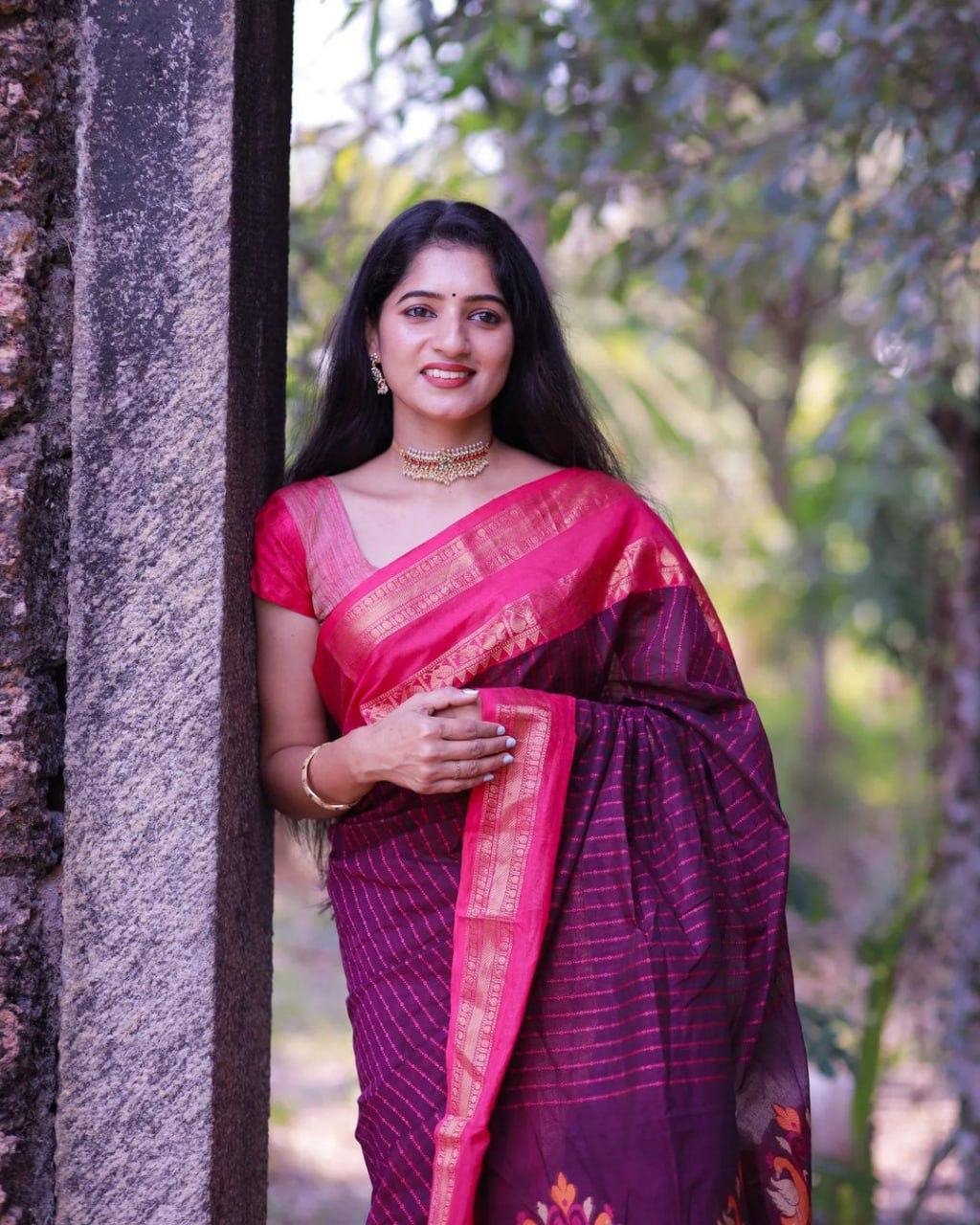 Elegant Jacquard Woven Soft Silk Saree featuring Grand Pallu & Designer Contrast Border