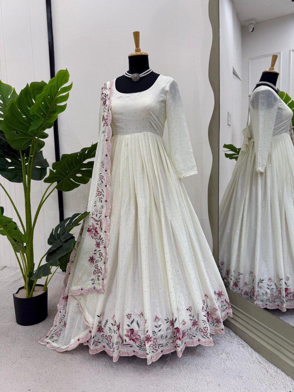 White Color Chinon Silk Top Pent Dupatta